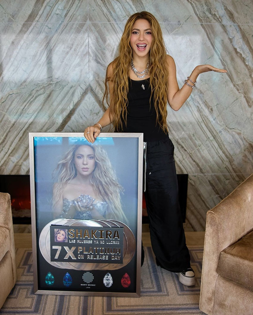 Шакира с платиновыми сертификациями/ Фото из соцсетей певицы