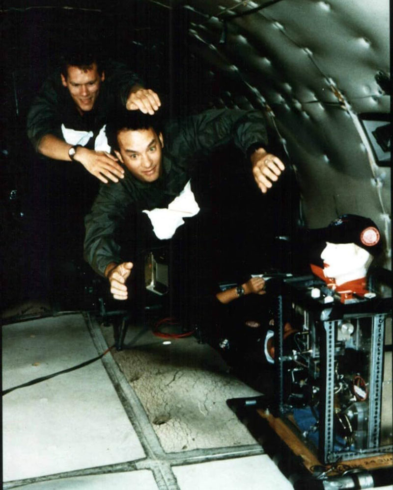 Кевин Бейкон и Том Хэнкс во время параболического полета на съемках фильма «Аполлон-13» (1995)