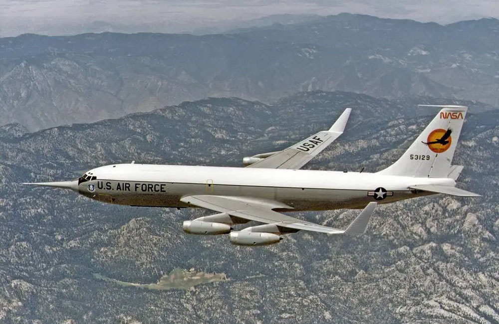 Самолет Boeing KC-135 Stratotanker НАСА; одну из его модификаций использовали для съемок «Аполлона-13» (1995)