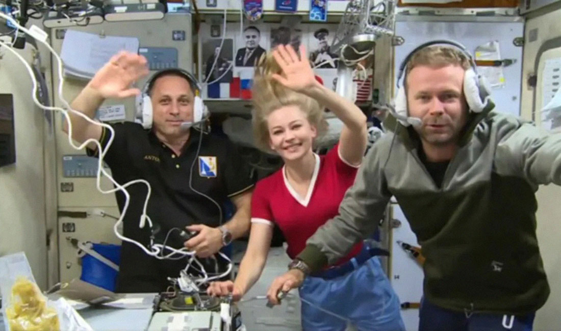 Слева направо: космонавт Антон Шкаплеров, актриса Юлия Пересильд и режиссер Клим Шипенко на МКС во время съемок фильма «Вызов» (2023)