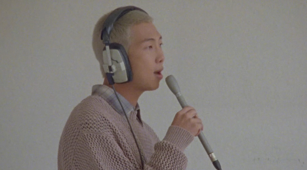RM из BTS поет перед камерой в клипе «Credit Roll»