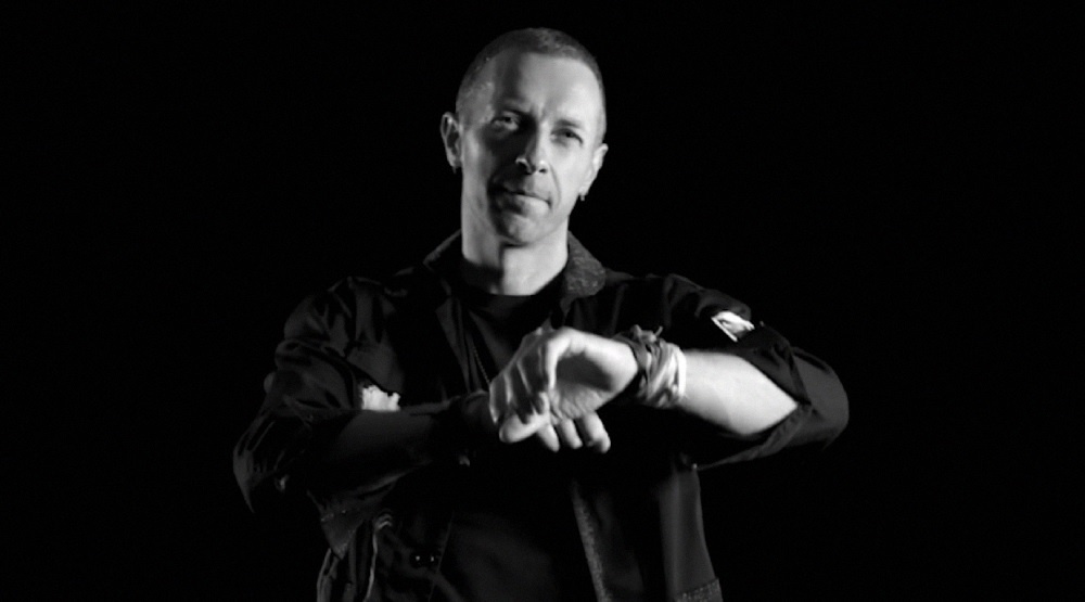Coldplay показали черно-белый клип «Feelslikeimfallinginlove» с языком жестов