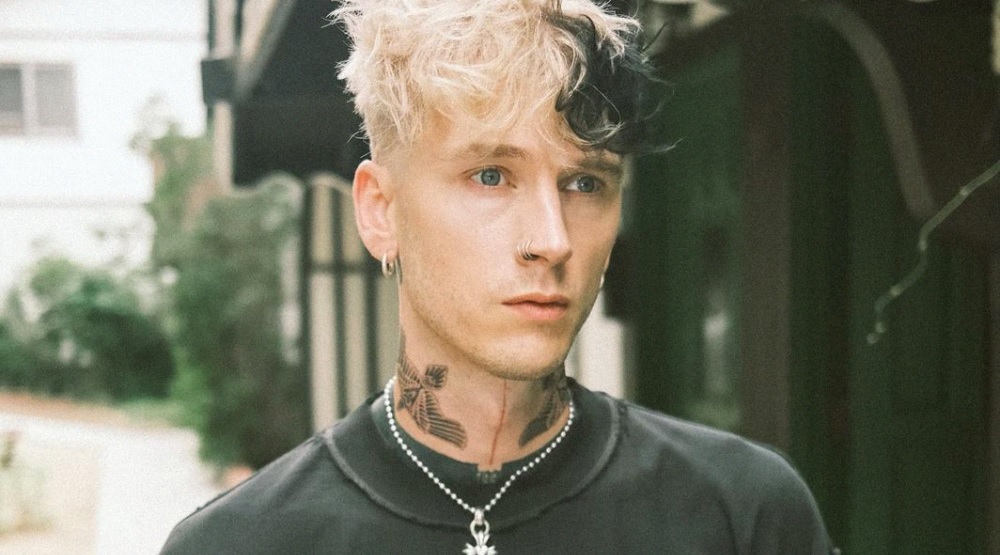 Machine Gun Kelly признался, что он не употребляет алкоголь уже больше года