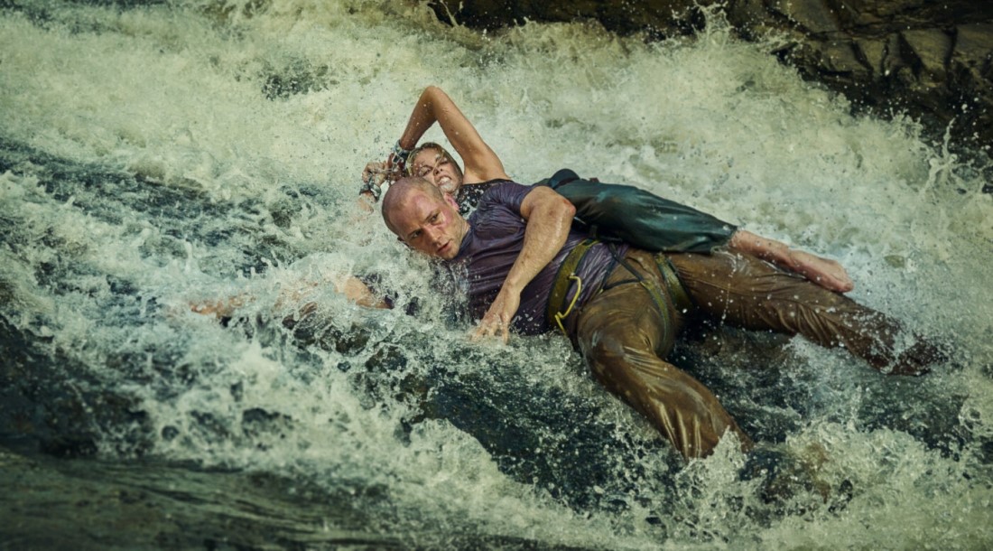 В тизере триллера «Вершина» Тэрон Эджертон охотится на Шарлиз Терон