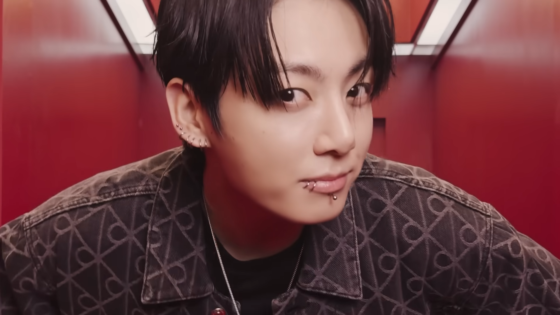 Чонгук из BTS представил песню «The Christmas Song»