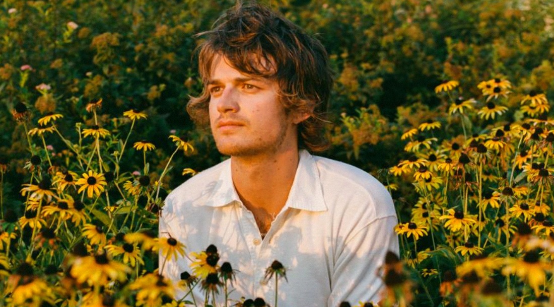 Джо Кири из «Очень странных дел» впервые возглавил британский чарт