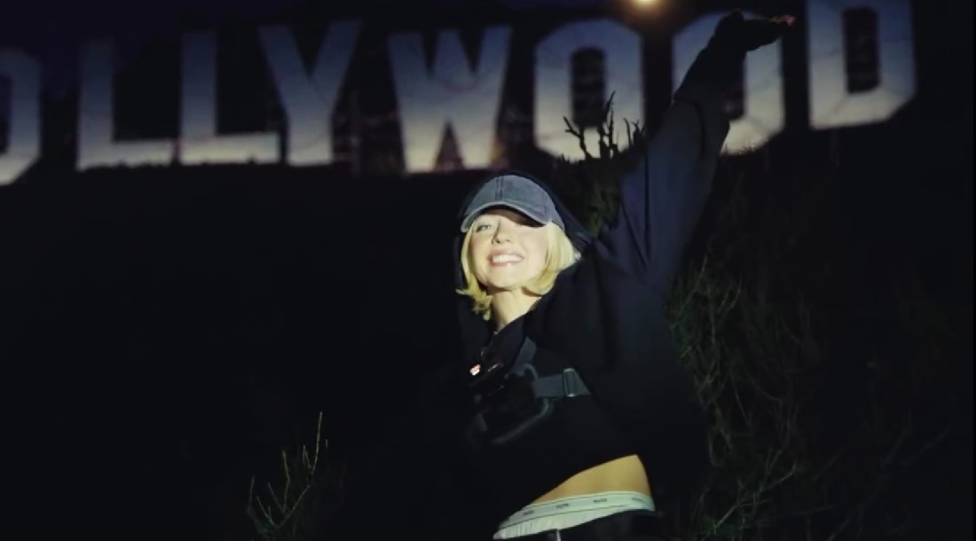 Сидни Суини развесила бюстгальтеры на Знаке Голливуда – ей грозит обвинение в вандализме