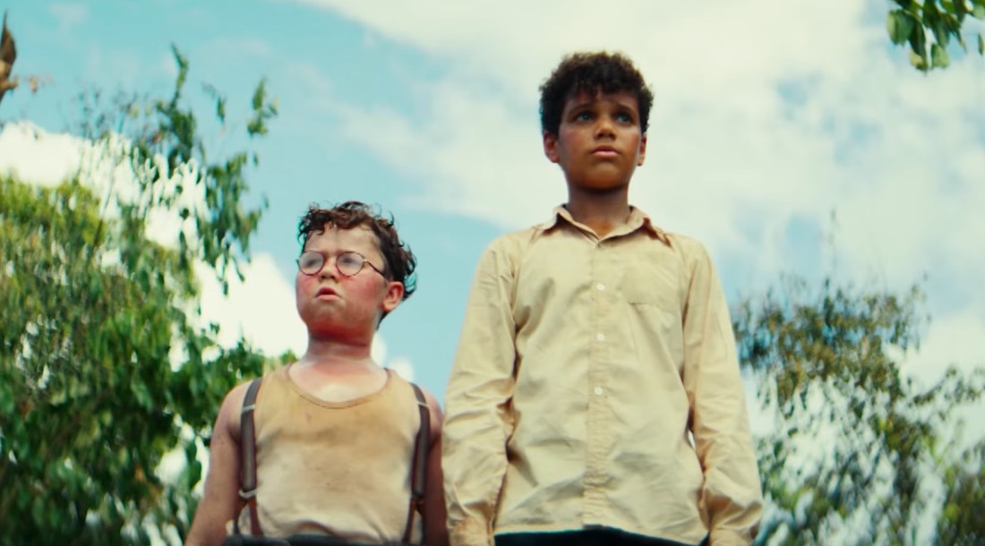 В трейлере нового «Повелителя мух» мальчики выживают на необитаемом острове и поклоняются таинственному Зверю