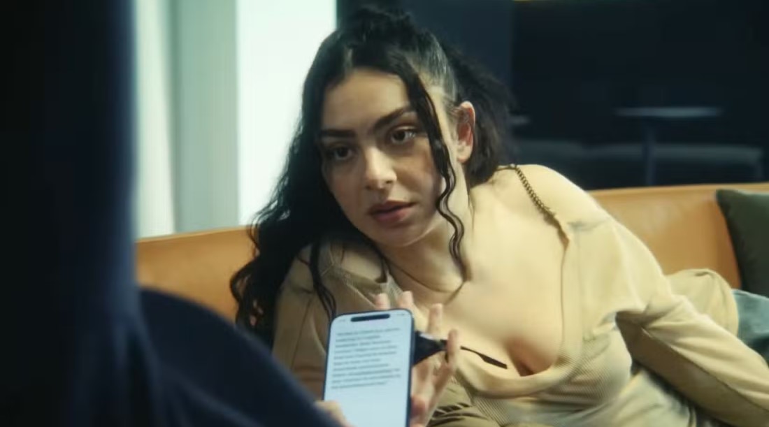 Фильм «Момент» с Charli XCX и Александром Скарсгардом выйдет в России