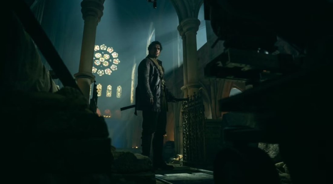 На новом видео со съемок «Горца» Генри Кавилл гоняет на байке