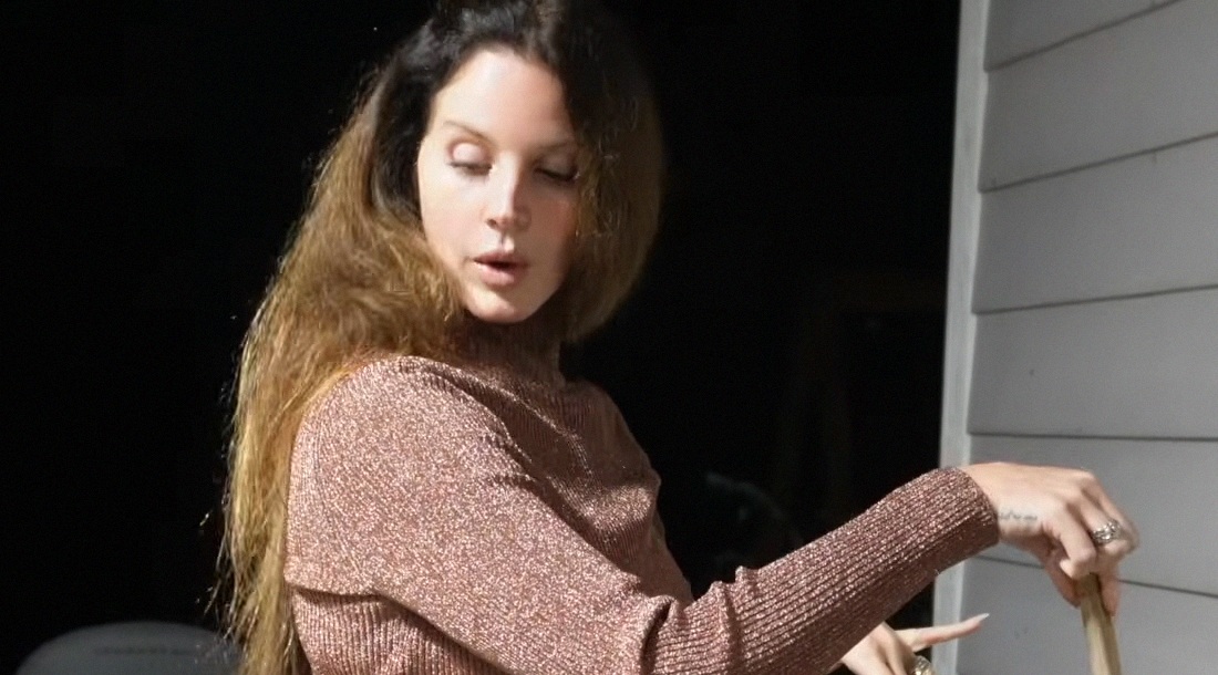 Лана Дель Рей показала «домашний» клип «White Feather Hawk Tail Deer Hunter»