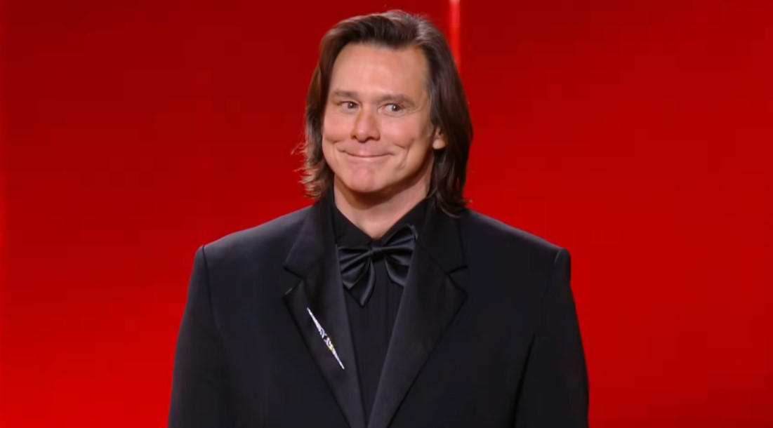 После видео с неузнаваемым Джимом Керри появилась теория, что его заменил двойник