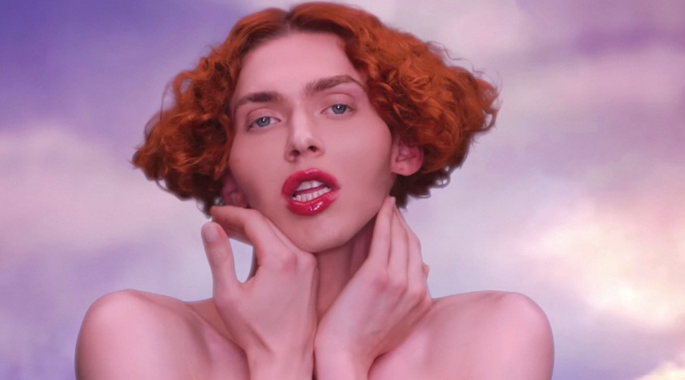 SOPHIE, кадр из клипа «It's Okay To Cry»