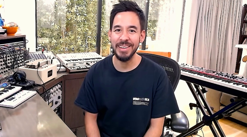 Майк Шинода, кадр из видео «Mike Shinoda Unboxing - Hybrid Theory 20th Anniversary Edition Super Deluxe Box Set»