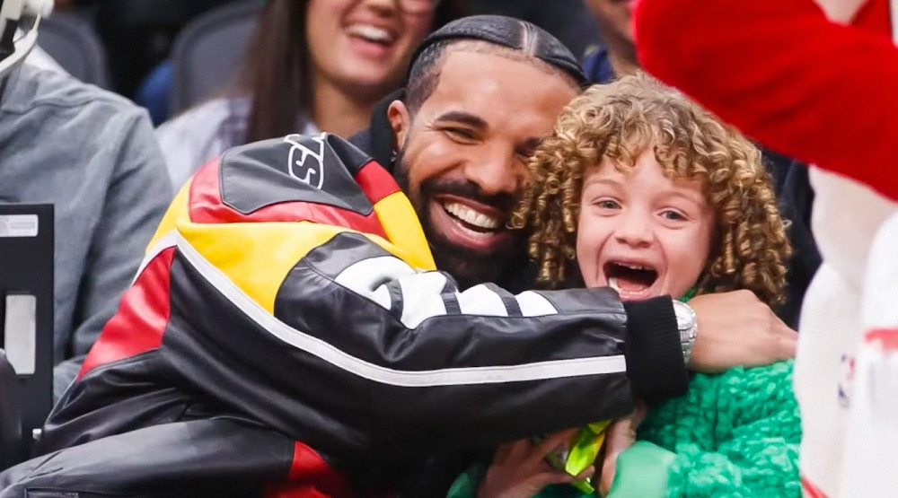 Дрейк с сыном Адонисом / Скриншот из видео «Drake’s Son Adonis, 5, Adorably Impersonates Him After Concert»