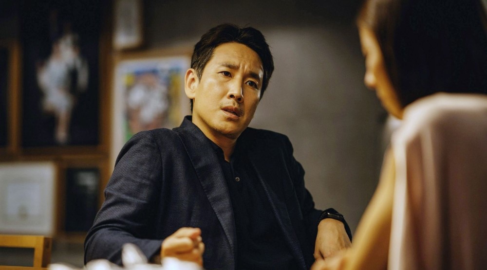 Ли Сон-гюн, кадр из фильма «Паразиты» (2019)