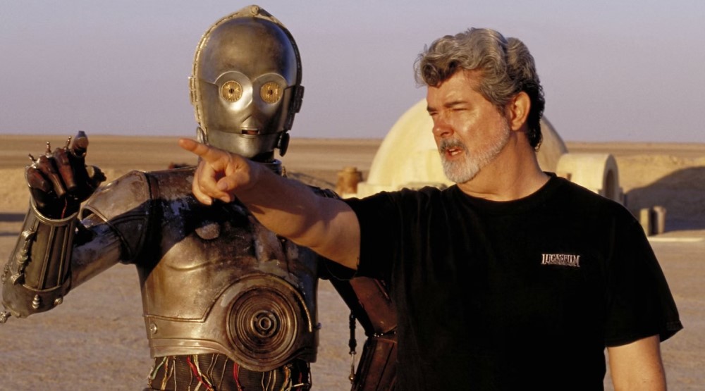 Энтони Дэниелс (C-3PO) и Джордж Лукас, кадр со съемок фильма «Звездные войны: Эпизод 1 – Скрытая угроза» (1999)