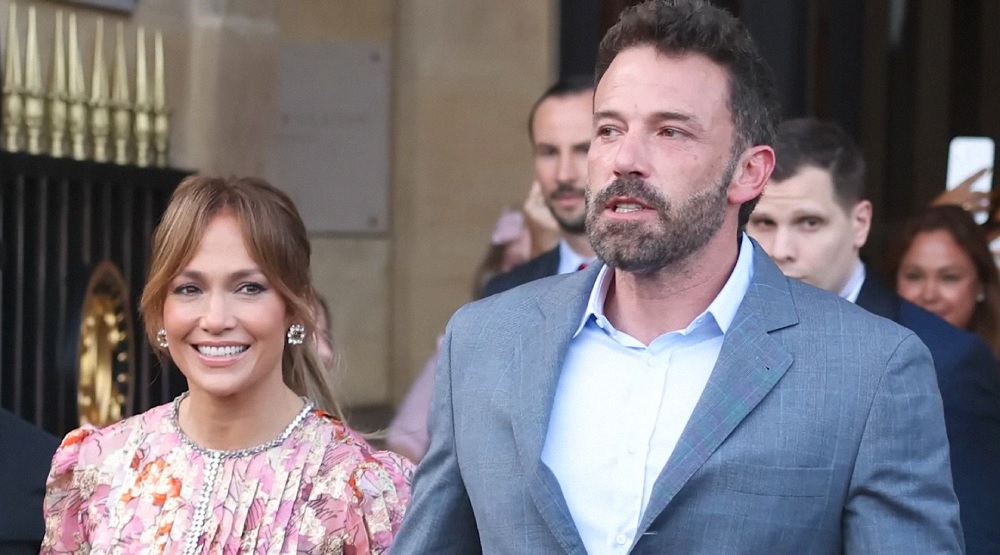 Дженнифер Лопес и Бен Аффлек / Скриншот из видео «What is going on! Ben Affleck face looks annoyed as he leaves J.Lo office»