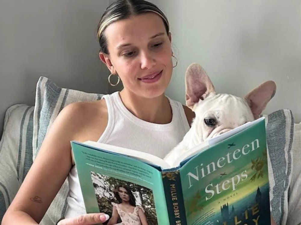 Милли Бобби Браун с книгой «19 шагов» / Фото: Instagram*/milliebobbybrown/ *соцсеть признана в России экстремистской и запрещена