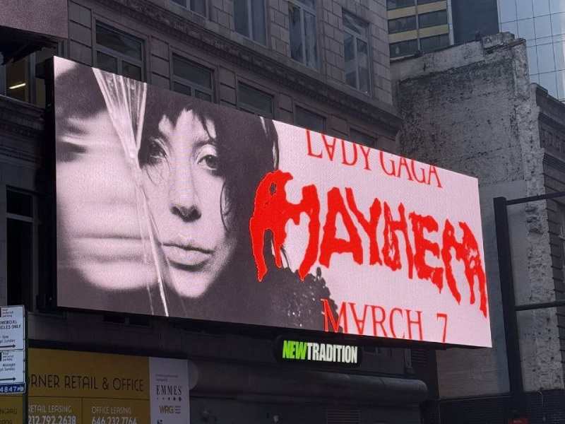 Билборд с анонсом нового альбома Леди Гаги «Mayhem» / Фото: фан-сайт Леди Гаги LadyGagaNow