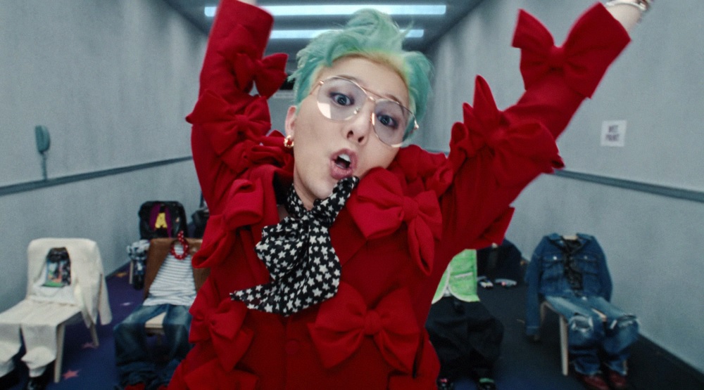 G-Dragon / Кадр из клипа «Too Bad»