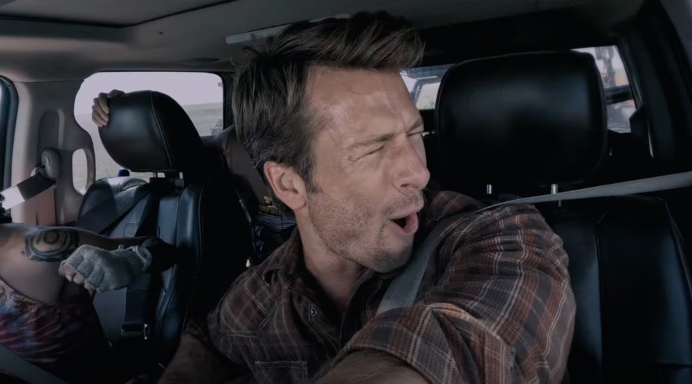 Глен Пауэлл, кадр из фильма «Смерч 2» (2024)