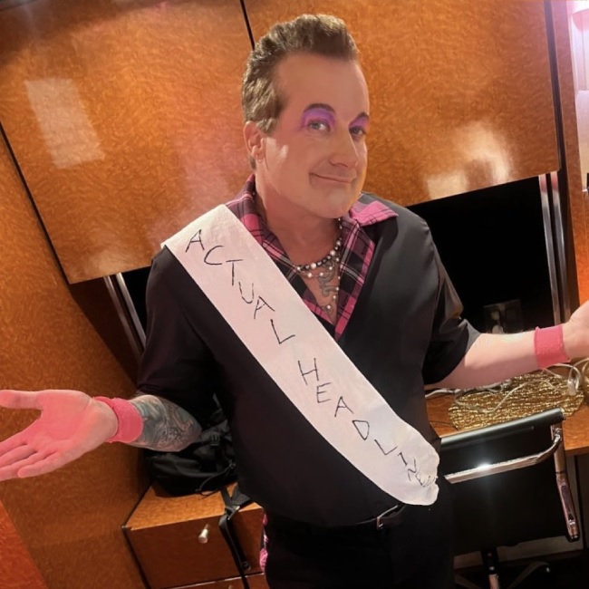 Тре Кул с лентой «Настоящий хедлайнер» / Фото: страница PopBase