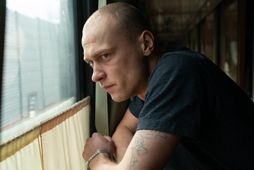 Юра Борисов, кадр из фильма «Купе номер 6» (2021)