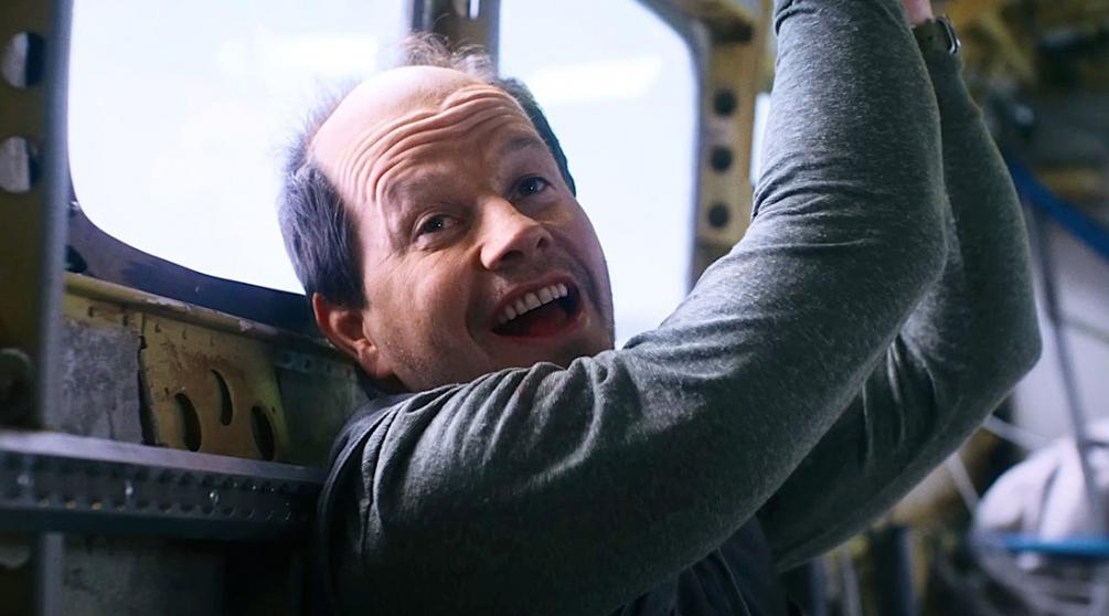 Кадр из фильма «Особо опасный пассажир» (2025)